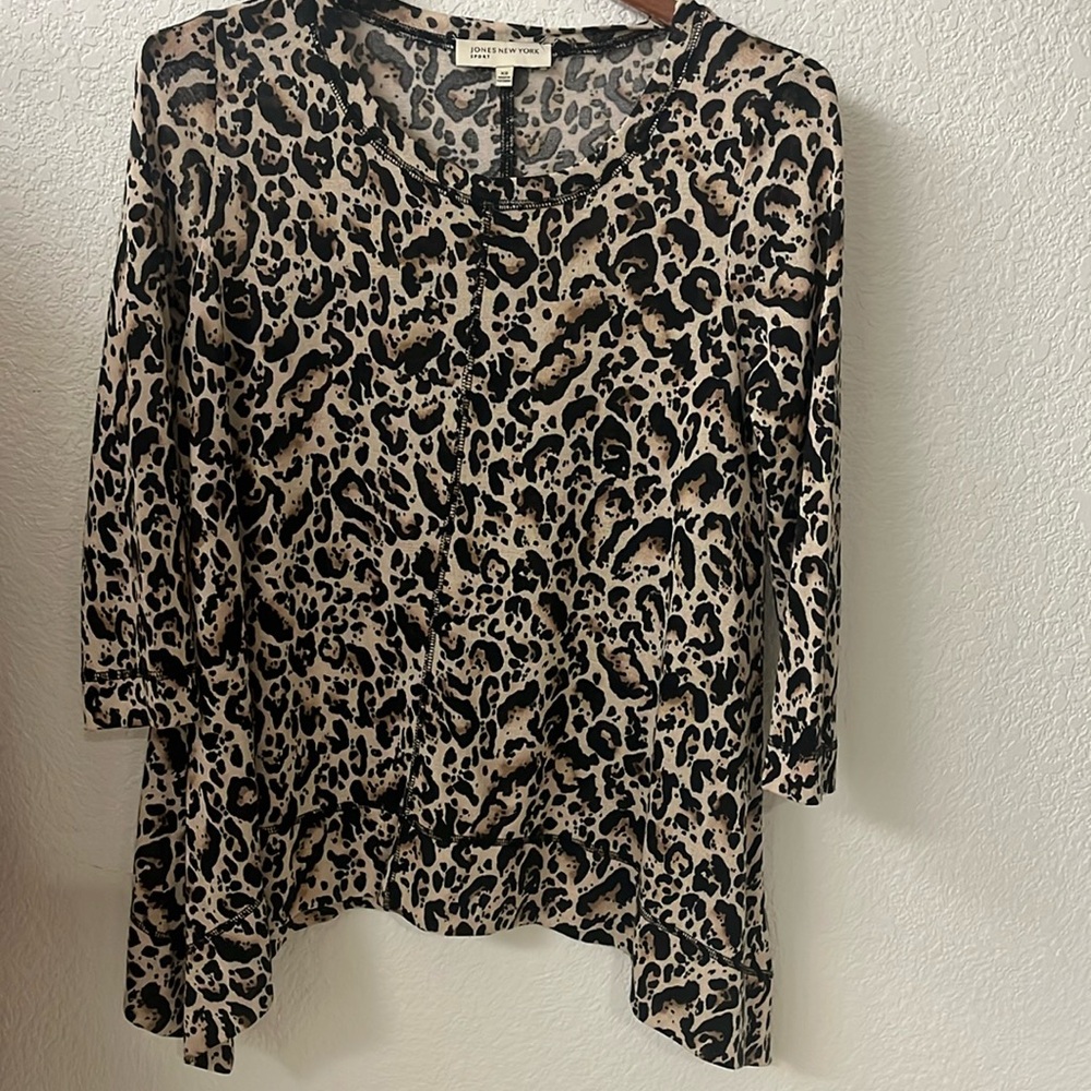 Jones of New York Sport light knit animal print top